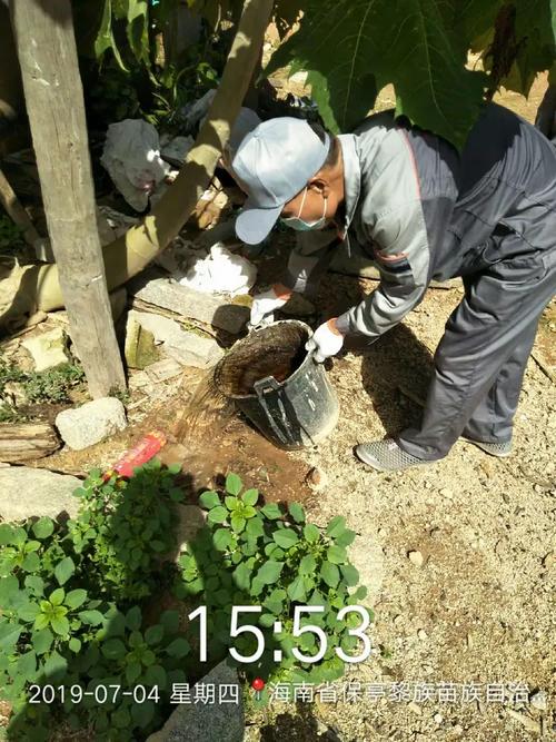 碧浪害虫防治服务防制员对保亭县六弓乡进行病媒生物防制工作